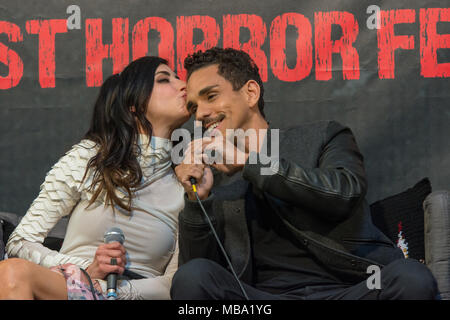 DORTMUND, Deutschland - 8 April: (L, R) Schauspieler Dana DeLorenzo & Ray Santiago (Ash vs Evil Dead), am Wochenende in der Hölle, einem Zweitägigen (April 7-8 2018) Horror-themed Fan Convention. Quelle: Markus Wissmann/Alamy leben Nachrichten Stockfoto