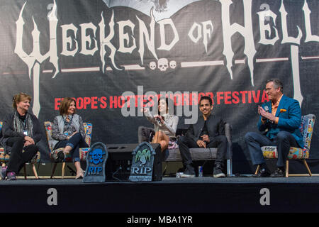 DORTMUND, Deutschland - 8 April: (L, R) Schauspieler Betsy Baker, Theresa Tilly, Dana DeLorenzo, Ray Santiago & Bruce Campbell, Evil Dead Panel am Wochenende der Hölle, zwei Tage (April 7-8 2018) Horror-themed Fan Convention. Quelle: Markus Wissmann/Alamy leben Nachrichten Stockfoto