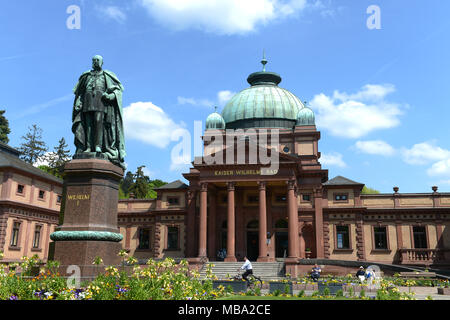 Bad Homburg, Deutschland. 6. Mai, 2013. Die Bronzestatue von Kaiser Wilhelm I. vor der traditionelle Kaiser-Wilhelms-Bad, Bad Homburg, Deutschland, 6. Mai 2013. Zwischen 1887 und 1890 im Stil der italienischen Renaissance erbaut, die Bäder in den Kurpark diente als therapeutisches Zentrum. | Quelle: dpa/Alamy leben Nachrichten Stockfoto