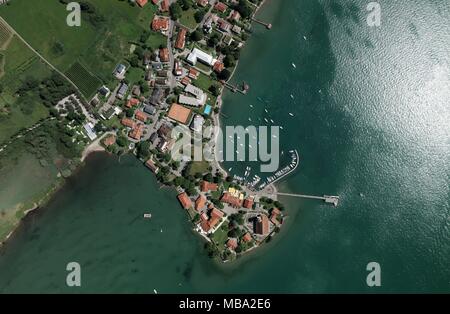 Vertikale Luftaufnahme der Wasserburg Schloss Halbinsel mit dem Hafen und der St. George's Kirche am Bodensee in Bayern. www.wasserburg-bodensee.de Foto: bsf swissphoto - KEINE LEITUNG SERVICE - | Verwendung weltweit Stockfoto