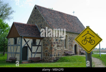 Ein Fahrrad Kirche in der Nähe von pretzsch an der Elbe Radweg (Elberadweg), am 01. Mai 2012. Die 1.220 Kilometer langen Elberadweg erstreckt sich von Spindleruv Mlyn im Norden der Tschechischen Republik und endet in Cuxhaven an der Elbmündung in die Nordsee. | Verwendung weltweit Stockfoto