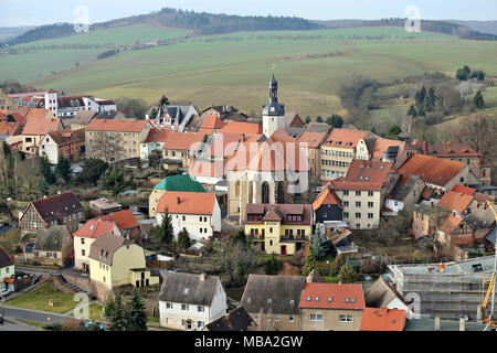 Mansfeld, Deutschland. 09. Jan 2014. Blick auf die kleine Stadt Mansfeld in Sachsen-Anhalt mit St. Georg Kirche (Mitte) und der Baustelle für das neue Museum gegenüber Luthers Eltern Haus (rechts), am 09.01.2014. Das Museum gewidmet ist, die Kindheit, Familie und Heimat von Martin Luther (1483-1546). Die permanente Ausstellung zeigt rund 500 Exponate gehören. | Verwendung der weltweiten Kredit: dpa/Alamy leben Nachrichten Stockfoto