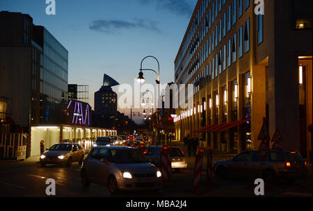 Blick von der Kantstraße in Berlin am Abend des 20. Februar 2014. Auf der rechten Seite eine Fassade des Hotel Waldorf Astoria, auf der linken die Wolkenkratzer mit einem beweglichen Segel aus genieteten Blech von Josef Paul Kleihues. | Verwendung weltweit Stockfoto