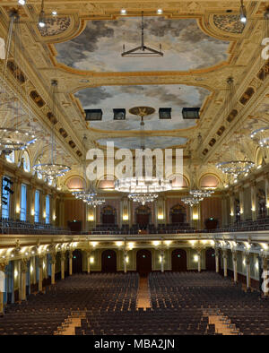 Wuppertal, Deutschland. 17 Dez, 2014. Der "Große Saal" (Grosser Saal) der Stadt Halle in Wuppertal in Nordrhein-Westfalen (offizieller Name: Historische Stadthalle am Johannesberg). Das Rathaus ist eines der wichtigsten Wahrzeichen der Stadt und ist in der ganzen Welt berühmt für seine einzigartige Akustik (Foto vom 17. Dezember 2014). | Verwendung der weltweiten Kredit: dpa/Alamy leben Nachrichten Stockfoto