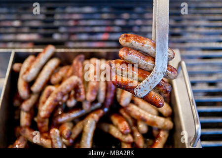 Nürnberger Bratwurst Wurst für Verkauf am Christkindlesmarkt Weihnachtsmarkt in Nürnberg, Deutschland, am 28. November 2014. | Verwendung weltweit Stockfoto