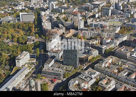 Berlin, Deutschland. 11 Okt, 2015. BERLIN 11.10.2015 ein Blick auf die City West um Breitscheidplatz mit dem Europa Zentrum im Bereich Berlin Charlottenburg. Die Shopping Mall ist zwischen Budapesterstraße und Tauentzienstraße. www.berlin.de Kredit: bsf swissphoto - KEINE LEITUNG SERVICE - | Verwendung weltweit/dpa/Alamy Leben Nachrichten entfernt Stockfoto