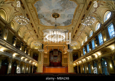 Wuppertal, Deutschland. 17 Dez, 2014. Der "Große Saal" (Grosser Saal) der Stadt Halle in Wuppertal in Nordrhein-Westfalen (offizieller Name: Historische Stadthalle am Johannesberg). Das Rathaus ist eines der wichtigsten Wahrzeichen der Stadt und ist in der ganzen Welt berühmt für seine einzigartige Akustik (Foto vom 17. Dezember 2014). | Verwendung der weltweiten Kredit: dpa/Alamy leben Nachrichten Stockfoto