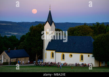 Bad Staffelstein, Deutschland. 29 Aug, 2015. Vollmond über die Adelgundiskapelle (Kapelle St. Adelgundis) auf staffelberg Berg in der Nähe von Bad Staffelstein, Deutschland, am 29.08.2015. | Verwendung der weltweiten Kredit: dpa/Alamy leben Nachrichten Stockfoto