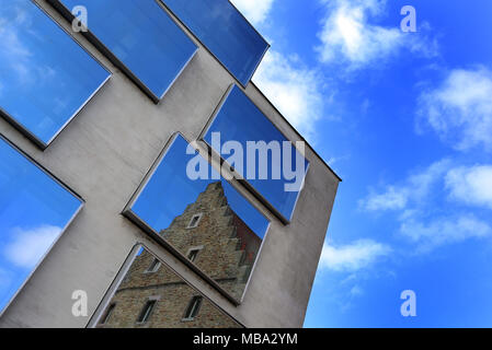 Schweinfurt, Deutschland. 26 Mär, 2016. Das historische Gebäude "ebracher Hof' in der modernen Windows der Hauptzollamt (Hza) in Schweinfurt, Deutschland, 26.03.2016 widerspiegelt. | Verwendung der weltweiten Kredit: dpa/Alamy leben Nachrichten Stockfoto