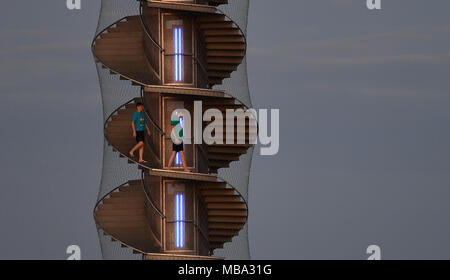 Bitterfeld Wolfen, Deutschland. 26 Juni, 2016. Touristen machen sich auf den Weg nach unten die Goitzsche Pegelturm Turm am See am Abend des 26.06.2016 in der Nähe von Bitterfeld, Deutschland. | Quelle: dpa/Alamy leben Nachrichten Stockfoto