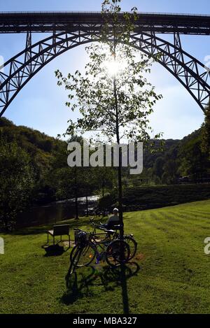 Solingen, Deutschland. 27 Sep, 2016. Müngstener Brücke in Solingen, Deutschlands höchste Eisenbahnbrücke am 107 Meter und verbindet die Städte Remscheid und Solingen über die Wupper Tal, am 27.09.2016. Durch Schutz und teilweise Renovierungsarbeiten zu Korrosion, die Brücke ist eine Baustelle, bis 2018 zu bleiben. | Verwendung der weltweiten Kredit: dpa/Alamy leben Nachrichten Stockfoto