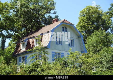 Murnau, Deutschland. 20. Juli 2016. Das münter-haus in Murnau, Deutschland, dargestellt am 20.07.2016. Das Gebäude, auch bekannt als das "Russenhaus" (Lit. Russische Haus) war die Heimat Künstler Gabriele Münter (1877-1962) und Wassily Kandinsky (1866-1944) in den Sommermonaten von 1909 bis 1914. Ideen und Kunstwerke hier erzeugt wurde berühmt als die Kunst des Blauen Reiter (Der Blaue Reiter). | Verwendung der weltweiten Kredit: dpa/Alamy leben Nachrichten Stockfoto