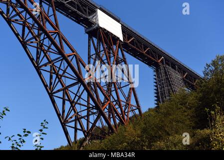 Solingen, Deutschland. 27 Sep, 2016. Die Reparatur wird in Solingen Müngstener Brücke, Deutschlands höchste Eisenbahnbrücke am 107 Meter und verbindet die Städte Remscheid und Solingen über die Wupper Tal, am 27.09.2016. Durch Schutz und teilweise Renovierungsarbeiten zu Korrosion, die Brücke ist eine Baustelle, bis 2018 zu bleiben. | Verwendung der weltweiten Kredit: dpa/Alamy leben Nachrichten Stockfoto