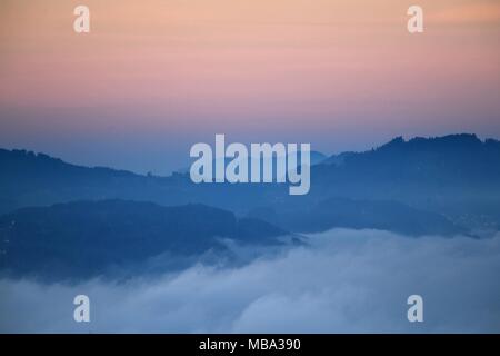 Bregenz, Österreich. 28 Okt, 2016. Dichter Nebel über dem Bodensee kurz nach Sonnenaufgang in der Nähe von Bregenz, Österreich, 28.10.2016, Schweizer alpine Bergkulisse im Hintergrund. (Bild von Pfänder entnommen). | Verwendung der weltweiten Kredit: dpa/Alamy leben Nachrichten Stockfoto