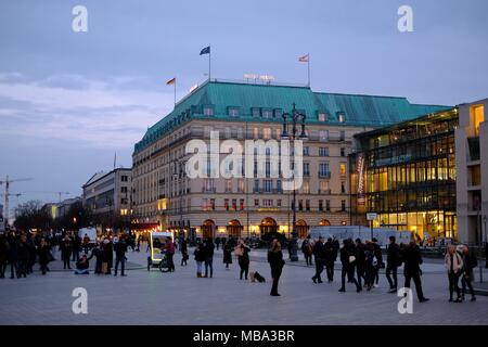 Berlin, Deutschland. 09 Mär, 2017. Das luxuriöse Hotel Adlon am Pariser Platz in Berlin am 9. März 2017. | Verwendung der weltweiten Kredit: dpa/Alamy leben Nachrichten Stockfoto