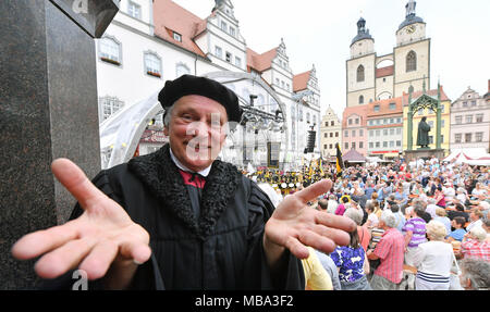 Wittenberg, Deutschland. 9. Juni, 2017. Luther Schauspieler Bernhard Naumann auf dem Marktplatz bei der Eröffnung der Stadtfest "Luthers Hochzeit" (Lit. Luthers Hochzeit in Wittenberg, Deutschland, 9. Juni 2017. Das Fest erinnert an die Hochzeit von Martin Luther (1483-1546) und die Nonne Katharina von Bora (1499-1552) im Jahr 1525. | Verwendung der weltweiten Kredit: dpa/Alamy leben Nachrichten Stockfoto