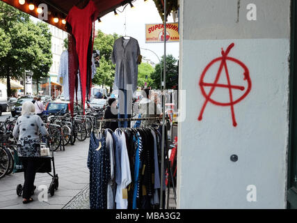 Berlin, Deutschland. 14. Juli 2017. Eine Anarchie Symbol in der Bergmannstraße, am 14.07.2017 in Berlin Kreuzberg, Deutschland. Foto: Jens Kalaene/dpa-Zentralbild/ZB | Verwendung weltweit/dpa/Alamy leben Nachrichten Stockfoto