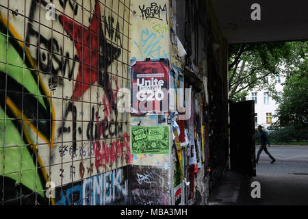 Berlin, Deutschland. 14. Juli 2017. Ein Plakat liest" vereinigen gegen G20' an der Wand eines Gebäudes in der Gneisenaustraße in Kreuzberg von Berlin, Deutschland, 14.07.2017. Foto: Jens Kalaene/dpa-Zentralbild/ZB | Verwendung weltweit/dpa/Alamy leben Nachrichten Stockfoto