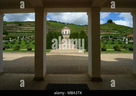 Radebeul, Deutschland. 25. Juli, 2017. Das kleine Lustschloss (lit. pleasure Palace) Belvedere abgebildet auf 25.07.2017 in Radebeul, Deutschland, in die Weinberge von Schloss Wackerbarth. Foto: Jens Kalaene/dpa-Zentralbild/ZB | Verwendung weltweit/dpa/Alamy leben Nachrichten Stockfoto