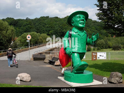 Vacha, Deutschland. 22 Aug, 2017. Das Kunstprojekt "Einheitsmann" (Lit. Einheit Mensch) abgebildet auf 22.08.2017 in Vacha, Deutschland, an der "Brücke der Einheit" (Lit. Brücke der Einheit). Die Skulptur, die von den ostdeutschen Ampelmännchen (Ampel Mann) von dem Künstler Ottmar Hörl geschaffen wurde 25 Jahre seit der deutschen Wiedervereinigung zu markieren inspiriert und steht an der Brücke, die Teil der innerdeutschen Grenze war. Die Abbildung kann auch in anderen Standorten einschließlich Kassel, Frankfurt und Berlin gefunden werden. Foto: Jens Kalaene/dpa-Zentralbild/dpa | Verwendung weltweit/dpa/Alamy leben Nachrichten Stockfoto