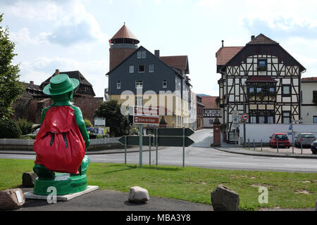 Vacha, Deutschland. 22 Aug, 2017. Das Kunstprojekt "Einheitsmann" (Lit. Einheit Mensch) abgebildet auf 22.08.2017 in Vacha, Deutschland, an der "Brücke der Einheit" (Lit. Brücke der Einheit). Die Skulptur, die von den ostdeutschen Ampelmännchen (Ampel Mann) von dem Künstler Ottmar Hörl geschaffen wurde 25 Jahre seit der deutschen Wiedervereinigung zu markieren inspiriert und steht an der Brücke, die Teil der innerdeutschen Grenze war. Die Abbildung kann auch in anderen Standorten einschließlich Kassel, Frankfurt und Berlin gefunden werden. Foto: Jens Kalaene/dpa-Zentralbild/dpa | Verwendung weltweit/dpa/Alamy leben Nachrichten Stockfoto