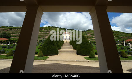 Radebeul, Deutschland. 25. Juli, 2017. Das kleine Lustschloss (lit. pleasure Palace) Belvedere abgebildet auf 25.07.2017 in Radebeul, Deutschland, in die Weinberge von Schloss Wackerbarth. Foto: Jens Kalaene/dpa-Zentralbild/ZB | Verwendung weltweit/dpa/Alamy leben Nachrichten Stockfoto