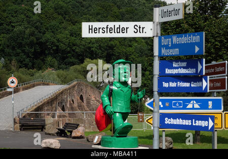 Vacha, Deutschland. 22 Aug, 2017. Das Kunstprojekt "Einheitsmann" (Lit. Einheit Mensch) abgebildet auf 22.08.2017 in Vacha, Deutschland, an der "Brücke der Einheit" (Lit. Brücke der Einheit). Die Skulptur, die von den ostdeutschen Ampelmännchen (Ampel Mann) von dem Künstler Ottmar Hörl geschaffen wurde 25 Jahre seit der deutschen Wiedervereinigung zu markieren inspiriert und steht an der Brücke, die Teil der innerdeutschen Grenze war. Die Abbildung kann auch in anderen Standorten einschließlich Kassel, Frankfurt und Berlin gefunden werden. Foto: Jens Kalaene/dpa-Zentralbild/dpa | Verwendung weltweit/dpa/Alamy leben Nachrichten Stockfoto