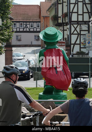 Vacha, Deutschland. 22 Aug, 2017. Das Kunstprojekt "Einheitsmann" (Lit. Einheit Mensch) abgebildet auf 22.08.2017 in Vacha, Deutschland, an der "Brücke der Einheit" (Lit. Brücke der Einheit). Die Skulptur, die von den ostdeutschen Ampelmännchen (Ampel Mann) von dem Künstler Ottmar Hörl geschaffen wurde 25 Jahre seit der deutschen Wiedervereinigung zu markieren inspiriert und steht an der Brücke, die Teil der innerdeutschen Grenze war. Die Abbildung kann auch in anderen Standorten einschließlich Kassel, Frankfurt und Berlin gefunden werden. Foto: Jens Kalaene/dpa-Zentralbild/dpa | Verwendung weltweit/dpa/Alamy leben Nachrichten Stockfoto