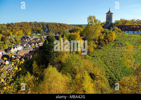 Waischenfeld, Deutschland. 14 Okt, 2017. Eine Ansicht von Waischenfeld, Bayern, umgeben durch herbstliche Wälder, 14.10.2017. Das Literaturfestival Kennzeichnung der Sitzung der Gruppe der Autoren Gruppe 47 hier stattfand. Credit: Nicolas Armer/dpa | Verwendung weltweit/dpa/Alamy leben Nachrichten Stockfoto