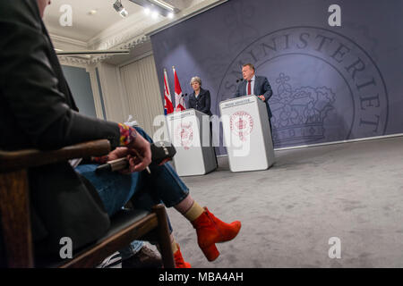 Kopenhagen, Dänemark, Montag, 9. April 2018?? der britische Premierminister Theresa May schließt sich der dänische Ministerpräsident Lars Løkke Rasmussen für eine Pressekonferenz im dänischen Parlament, Christiansborg. Die Themen der Diskussion waren Brexit und die jüngsten Vergiftung in Salisbury mit einem Nerv agent nach vermuteten russische Agenten. Quelle: Matthew James Harrison/Alamy leben Nachrichten Stockfoto