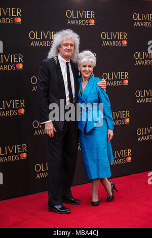 London, Großbritannien. 8. April 2018. Queen Gitarrist Brian May mit seiner Frau, der Schauspielerin Anita Dobson auf dem roten Teppich an der 2018 Olivier Awards gehalten an der Royal Albert Hall in London. Quelle: David Betteridge/Alamy leben Nachrichten Stockfoto
