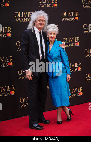 London, Großbritannien. 8. April 2018. Queen Gitarrist Brian May mit seiner Frau, der Schauspielerin Anita Dobson auf dem roten Teppich an der 2018 Olivier Awards gehalten an der Royal Albert Hall in London. Quelle: David Betteridge/Alamy leben Nachrichten Stockfoto