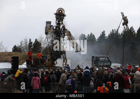 Man Motor Cymru im Parc Bryn Bach in Tredegar, South Wales am Montag, den 9. April 2018. Die MAN-Motor ist eine riesige mechanische Marionette eines Bergmanns und einer großen Masse von Hunderten von Menschen in den Park, um Sie auf dem 2. Tag Ihrer Tour in South Wales. pic zu sehen von Andrew Obstgarten/Alamy leben Nachrichten Stockfoto