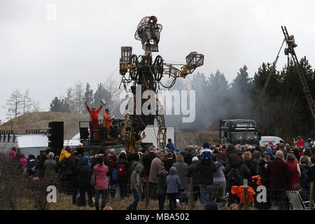 Man Motor Cymru im Parc Bryn Bach in Tredegar, South Wales am Montag, den 9. April 2018. Die MAN-Motor ist eine riesige mechanische Marionette eines Bergmanns und einer großen Masse von Hunderten von Menschen in den Park, um Sie auf dem 2. Tag Ihrer Tour in South Wales. pic zu sehen von Andrew Obstgarten/Alamy leben Nachrichten Stockfoto