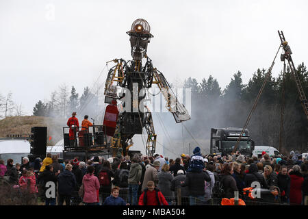 Man Motor Cymru im Parc Bryn Bach in Tredegar, South Wales am Montag, den 9. April 2018. Die MAN-Motor ist eine riesige mechanische Marionette eines Bergmanns und einer großen Masse von Hunderten von Menschen in den Park, um Sie auf dem 2. Tag Ihrer Tour in South Wales. pic zu sehen von Andrew Obstgarten/Alamy leben Nachrichten Stockfoto