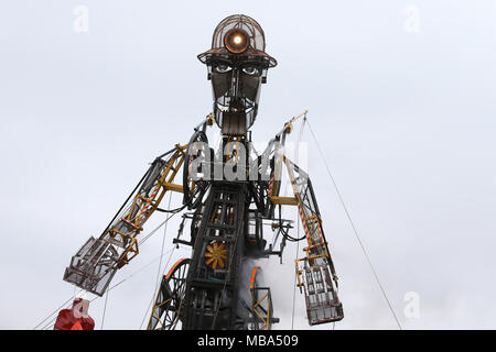 Man Motor Cymru im Parc Bryn Bach in Tredegar, South Wales am Montag, den 9. April 2018. Die MAN-Motor ist eine riesige mechanische Marionette eines Bergmanns und einer großen Masse von Hunderten von Menschen in den Park, um Sie auf dem 2. Tag Ihrer Tour in South Wales. pic zu sehen von Andrew Obstgarten/Alamy leben Nachrichten Stockfoto