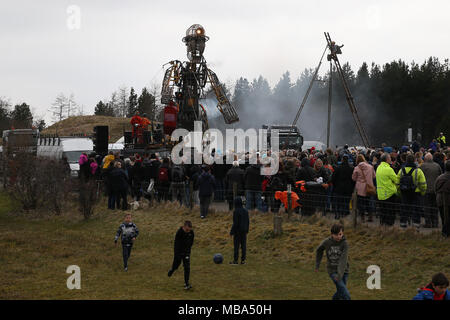 Man Motor Cymru im Parc Bryn Bach in Tredegar, South Wales am Montag, den 9. April 2018. Die MAN-Motor ist eine riesige mechanische Marionette eines Bergmanns und einer großen Masse von Hunderten von Menschen in den Park, um Sie auf dem 2. Tag Ihrer Tour in South Wales. pic zu sehen von Andrew Obstgarten/Alamy leben Nachrichten Stockfoto