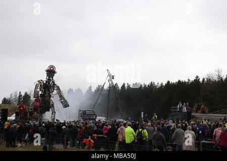 Man Motor Cymru im Parc Bryn Bach in Tredegar, South Wales am Montag, den 9. April 2018. Die MAN-Motor ist eine riesige mechanische Marionette eines Bergmanns und einer großen Masse von Hunderten von Menschen in den Park, um Sie auf dem 2. Tag Ihrer Tour in South Wales. pic zu sehen von Andrew Obstgarten/Alamy leben Nachrichten Stockfoto