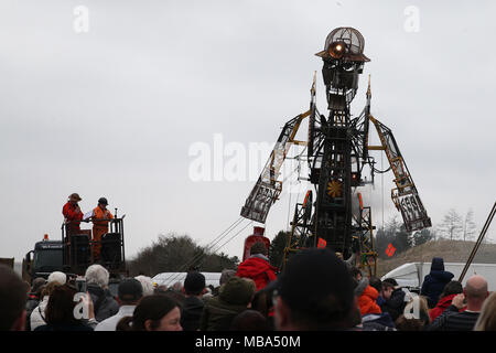 Man Motor Cymru im Parc Bryn Bach in Tredegar, South Wales am Montag, den 9. April 2018. Die MAN-Motor ist eine riesige mechanische Marionette eines Bergmanns und einer großen Masse von Hunderten von Menschen in den Park, um Sie auf dem 2. Tag Ihrer Tour in South Wales. pic zu sehen von Andrew Obstgarten/Alamy leben Nachrichten Stockfoto