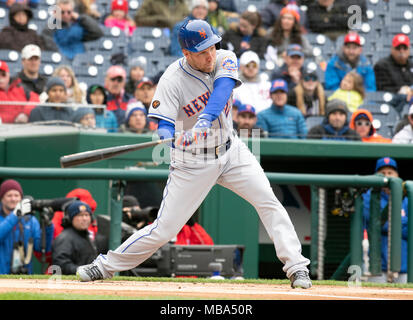 Washington, USA. 07 Apr, 2018. New York Mets Third Baseman Todd Frazier (21) Streiks im ersten Inning gegen die Washington Nationals an den Angehörigen Park in Washington, DC am Samstag, den 7. April 2018. Credit: Ron Sachs/CNP (Einschränkung: Keine New York oder New Jersey Zeitungen oder Zeitschriften innerhalb eines 75-Meilen-Radius von New York City) · KEINE LEITUNG SERVICE · Quelle: dpa/Alamy leben Nachrichten Stockfoto