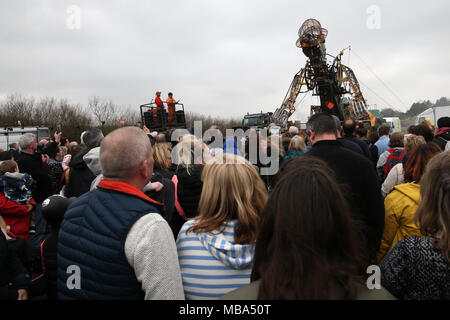 Man Motor Cymru im Parc Bryn Bach in Tredegar, South Wales am Montag, den 9. April 2018. Die MAN-Motor ist eine riesige mechanische Marionette eines Bergmanns und einer großen Masse von Hunderten von Menschen in den Park, um Sie auf dem 2. Tag Ihrer Tour in South Wales. pic zu sehen von Andrew Obstgarten/Alamy leben Nachrichten Stockfoto