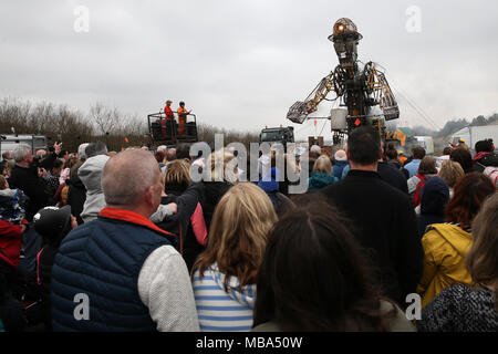 Man Motor Cymru im Parc Bryn Bach in Tredegar, South Wales am Montag, den 9. April 2018. Die MAN-Motor ist eine riesige mechanische Marionette eines Bergmanns und einer großen Masse von Hunderten von Menschen in den Park, um Sie auf dem 2. Tag Ihrer Tour in South Wales. pic zu sehen von Andrew Obstgarten/Alamy leben Nachrichten Stockfoto