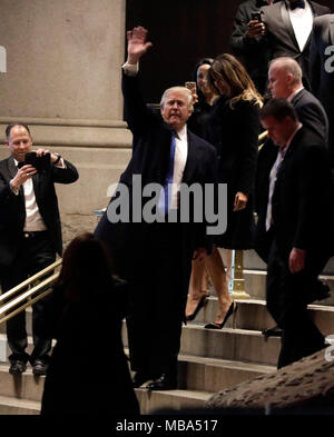 Washington, DC, USA. 7 Apr, 2018. Präsidenten der Vereinigten Staaten Donald Trump und First Lady Melania Trump verlassen nach einem Abendessen in der Trump International Hotel in Washington, DC, USA, am Samstag, den 7. April 2018. Credit: Yuri Gripas/Pool über CNP · KEINE LEITUNG SERVICE · Credit: Yuri Gripas/konsolidierte News Fotos/Yuri Gripas-Pool über CNP/dpa/Alamy leben Nachrichten Stockfoto