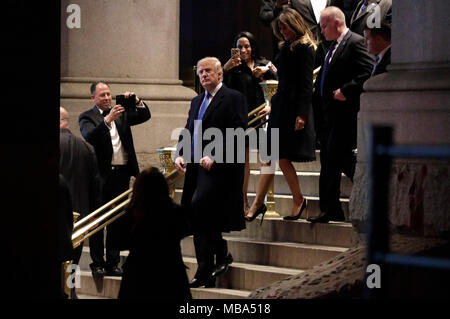 Washington, DC, USA. 7 Apr, 2018. Präsidenten der Vereinigten Staaten Donald Trump und First Lady Melania Trump verlassen nach einem Abendessen in der Trump International Hotel in Washington, DC, USA, am Samstag, den 7. April 2018. Credit: Yuri Gripas/Pool über CNP · KEINE LEITUNG SERVICE · Credit: Yuri Gripas/Pool/Konsolidierte/dpa/Alamy leben Nachrichten Stockfoto