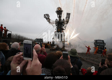 Man Motor Cymru im Parc Bryn Bach in Tredegar, South Wales am Montag, den 9. April 2018. Die MAN-Motor ist eine riesige mechanische Marionette eines Bergmanns und einer großen Masse von Hunderten von Menschen in den Park, um Sie auf dem 2. Tag Ihrer Tour in South Wales. pic zu sehen von Andrew Obstgarten/Alamy leben Nachrichten Stockfoto