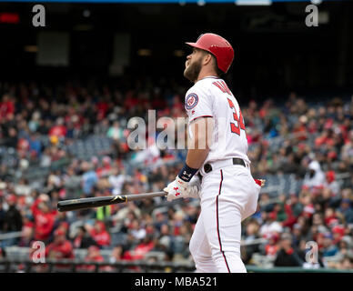 Washington, USA. 07 Apr, 2018. Washington Angehörigen rechter Feldspieler Bryce Harper (34) Uhren den Flug seiner sechsten Inning home run gegen die New York Mets am Nationals Park in Washington, DC am Samstag, den 7. April 2018. Das Mets gewann das Spiel 3-2. Credit: Ron Sachs/CNP (Einschränkung: Keine New York oder New Jersey Zeitungen oder Zeitschriften innerhalb eines 75-Meilen-Radius von New York City) · KEINE LEITUNG SERVICE · Quelle: dpa/Alamy leben Nachrichten Stockfoto