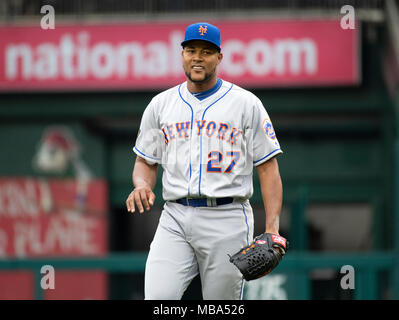 Washington, USA. 07 Apr, 2018. New York Mets Entlastung Krug Jeurys Familia (27) Lächeln, als er das Feld verlässt nach seiner fünf gegen die Washington Nationals an den Angehörigen Park in Washington, DC Speichern am Samstag, den 7. April 2018. Das Mets gewann das Spiel 3-2. Credit: Ron Sachs/CNP (Einschränkung: Keine New York oder New Jersey Zeitungen oder Zeitschriften innerhalb eines 75-Meilen-Radius von New York City) · KEINE LEITUNG SERVICE · Quelle: dpa/Alamy leben Nachrichten Stockfoto