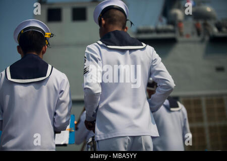 Mitglieder der Royal Thai Navy Band watch ROKS Cheon Ja Bong (LST-687) Dock am Hafen von Sattahip, Thailand, 10.02.2017. Die Band spielte während das Andocken der Cheon Ja Bong. Während im Hafen, die cheon Ja Bong begeben Sie Republik Korea Marineangehörigen, Fahrzeuge und Geräte vor dem Segeln neben der Royal Thai Navy und US-Schiffe im Rahmen der Übung Cobra Gold 18, eine jährliche Übung im Königreich Thailand durchgeführt wurde von Feb.13-23 mit sieben Nationen teilnehmen. (U.S. Marine Corps Stockfoto