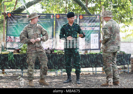 Royal Thai Army Kapitän Jatupon Niyompattama (Mitte), Firma Commander mit der zweiten Bataillon, 3 Infanterie Regiment, beauftragt der US-Armee Pfc. Jared Rockenstire (links) und Pfc. Frank Hall (rechts), beide mit Delta Unternehmen, 1.Bataillon, 21 Infanterie Regiment, 2 Infantry Brigade Combat Team, 25 Infanterie Division, auf die richtige Art und Weise zu verdrehen Seil während Dschungel Ausbildung, Feb.12, 2018 in Camp Freundschaft in Korat, Königreich Thailand. Rockenstire, Radio operator und Halle, eine M240B Gunner, tragen neue experimentelle Dschungel Uniform der Armee. Der dschungel Ausbildung ist Teil der Übung Cobra Stockfoto