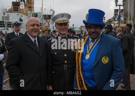 Generalleutnant Rex C. McMillian (Mitte), Befehlshaber der Marine Reserve und Marine Nord, posiert für ein Foto mit Mitch Landrieu (links), Bürgermeister von New Orleans, und der Zulu Historiker (rechts) an der Riverfront Park während Lundi Gras, New Orleans, Feb.12, 2018. McMillian, zusammen mit führenden Persönlichkeiten aus MARFORRES, nahm an den Feierlichkeiten der Marine Corps zu fördern und die New Orleans Gemeinschaft während des Mardi Gras Saison unterstützen. (U.S. Marine Corps Stockfoto